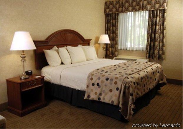 Howard Johnson By Wyndham Evansville East Room photo