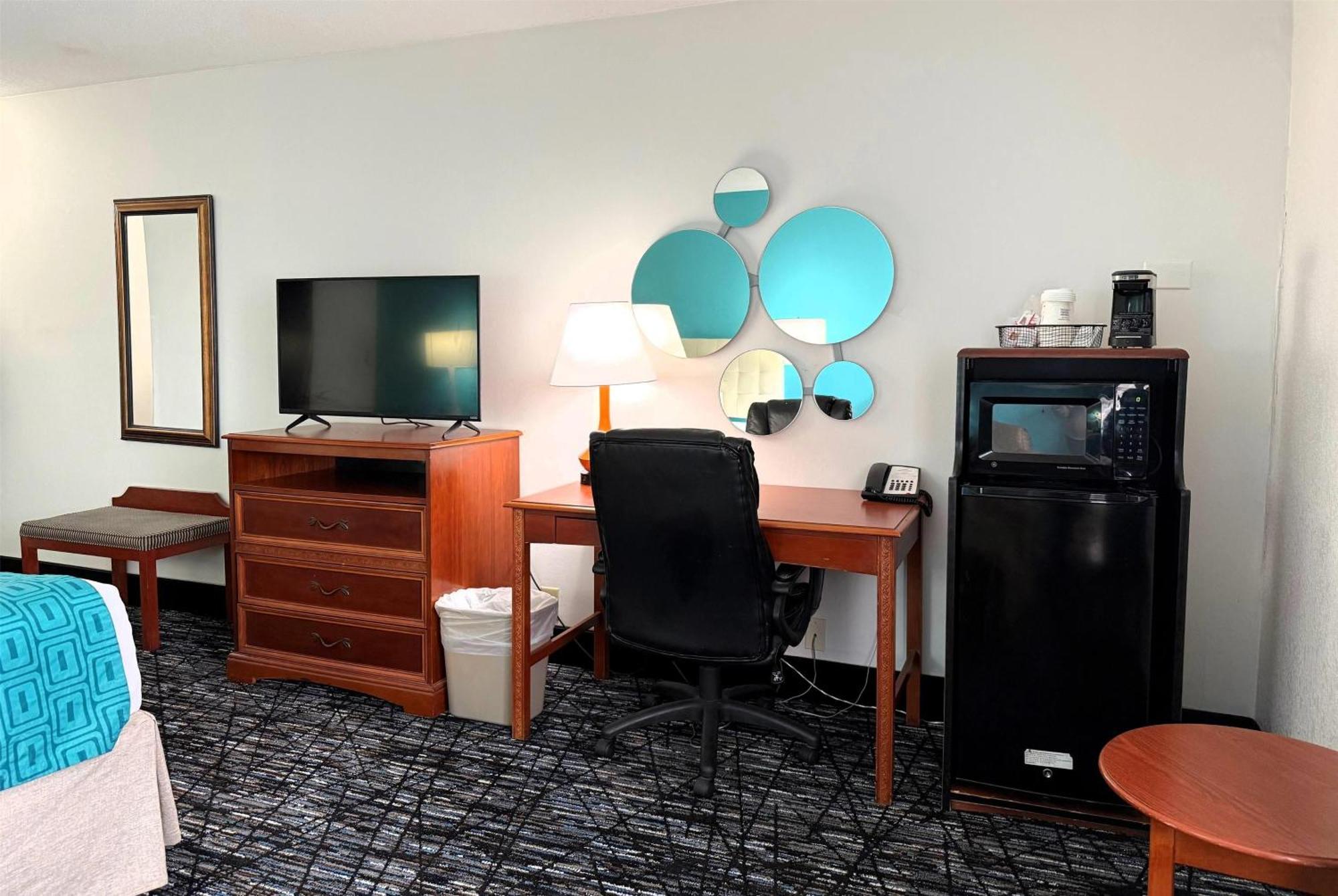 Howard Johnson By Wyndham Evansville East Exterior photo