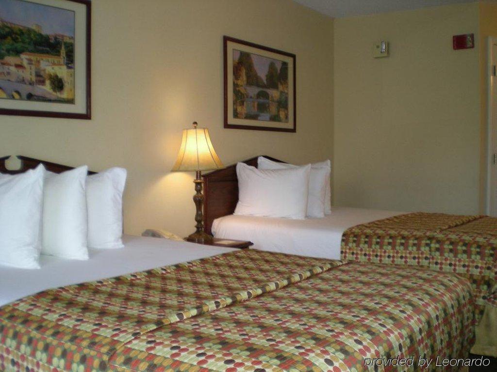 Howard Johnson By Wyndham Evansville East Room photo